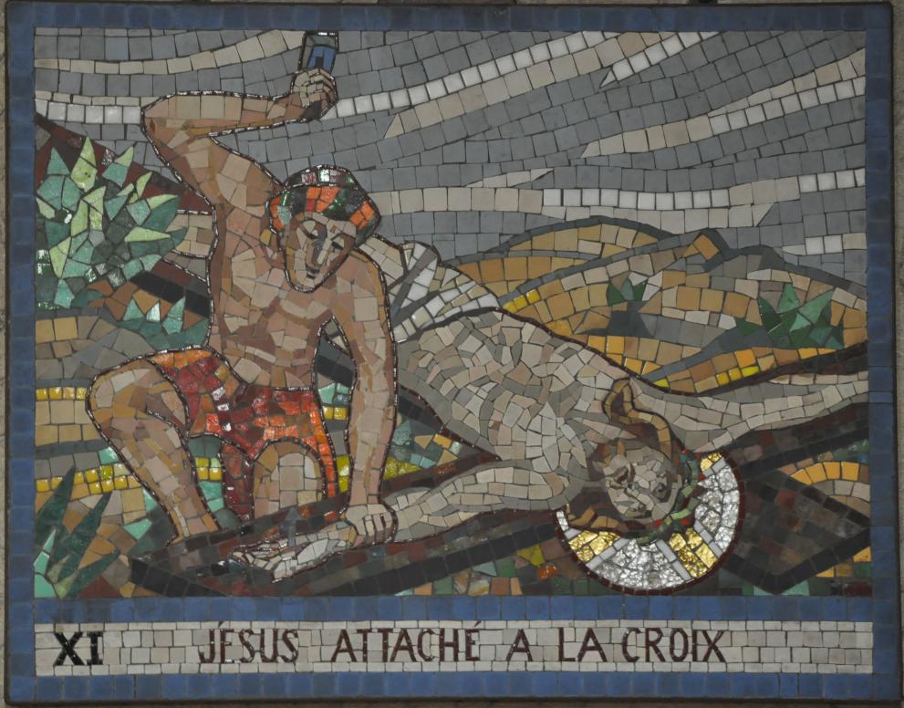 11 - Jésus attaché à la croix